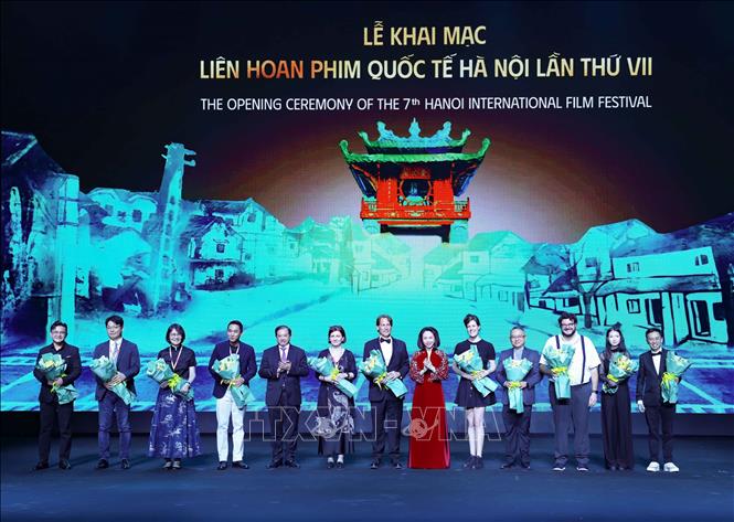 Ban Tổ chức tặng hoa Ban Giám khảo liên hoan. Ảnh: Thanh Tùng - TTXVN 
